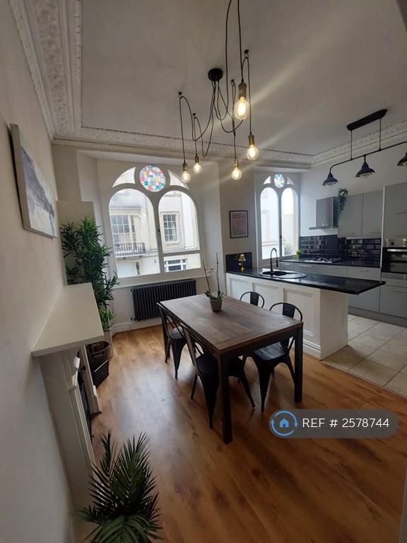 2 bedroom flat in Dover Place, Bristol, BS8 (2 bed) (#2578744)