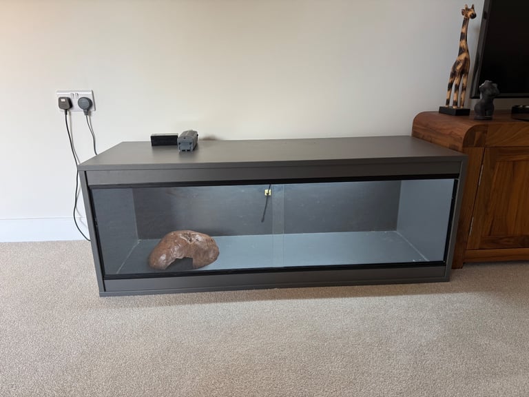 Grey 4ft vivarium with heat mat and lighting