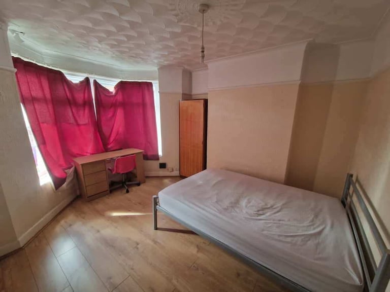 Double room available for rent - £450 per month