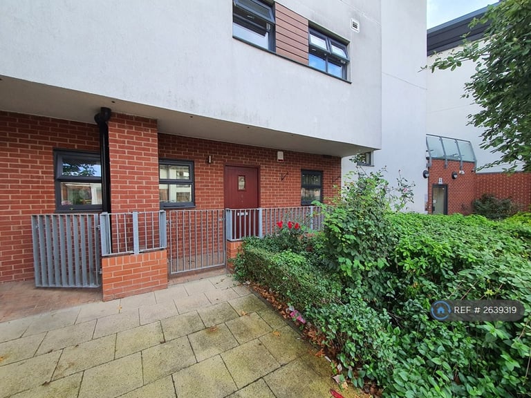 image for 3 bedroom flat in Blue Moon Way, Manchester, M14 (3 bed) (#2639319)