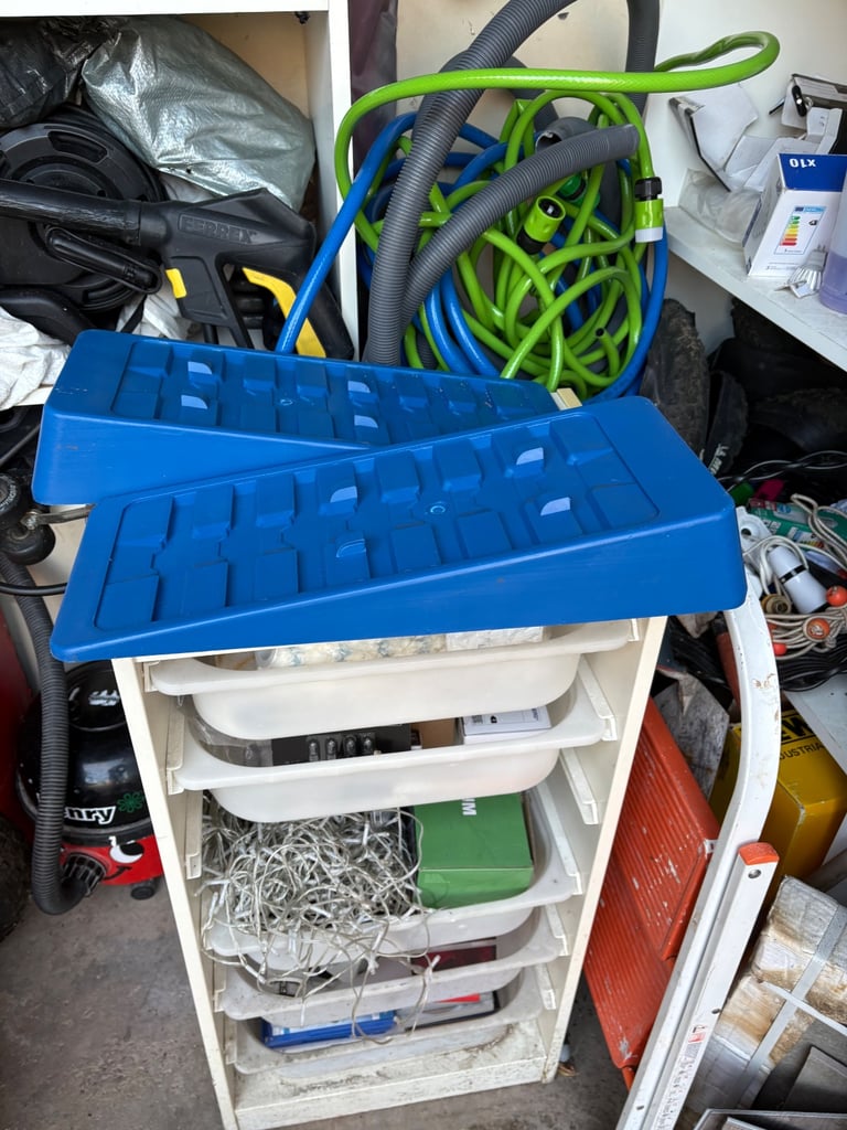 Levelling blocks