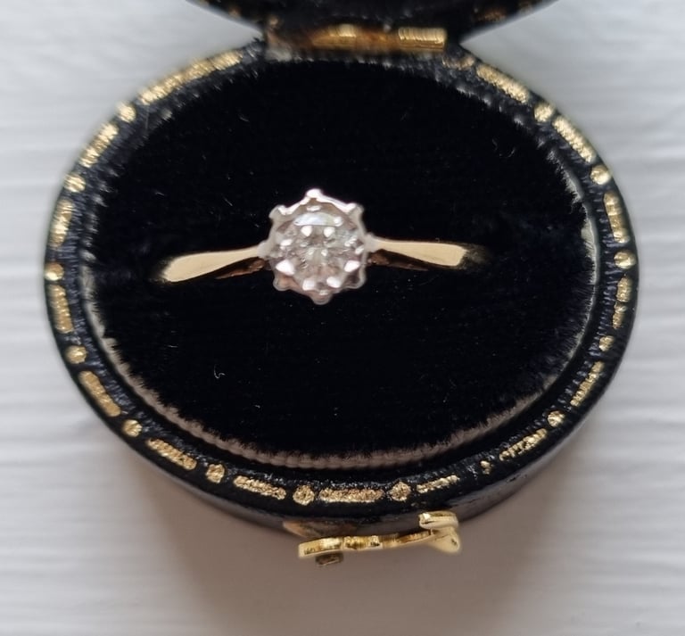 Solitaire diamond ring – 18ct gold and platinum