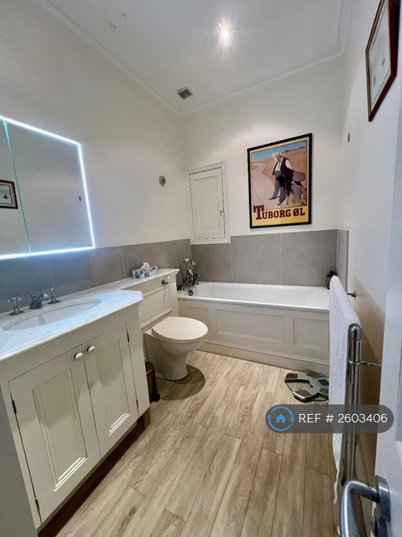 3 bedroom flat in Pembridge Square, London, W2 (3 bed) (#2603406)