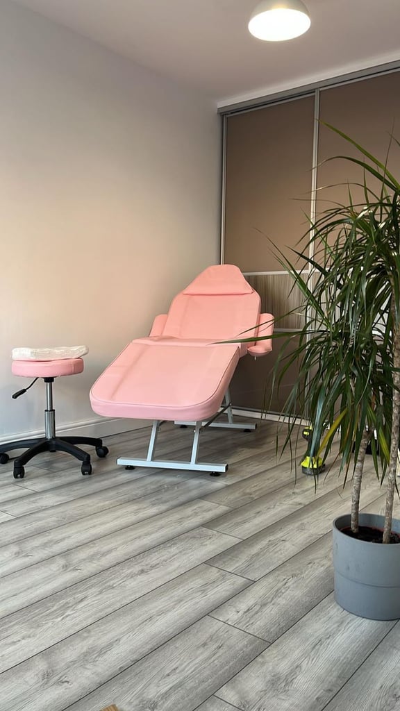 Pink beauty massage bed in perfect condition with stool