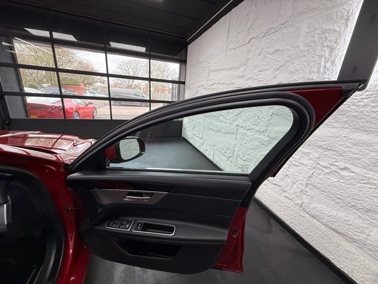 2017 Jaguar XF 2.0d Prestige 4dr Auto SALOON DIESEL Automatic