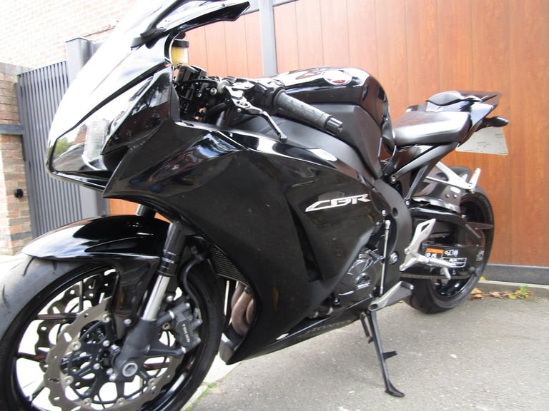 HONDA CBR 1000 RR *2017 * MODEL * AMAZING CONDITION * 9300 MILES *