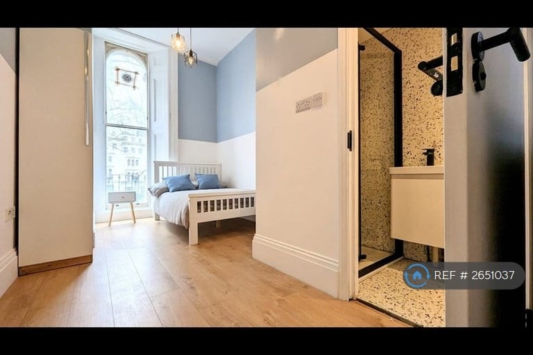 Studio flat in Kensington Gardens Square, London, W2 (#2651037)