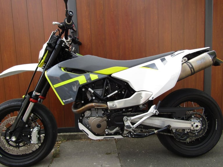 HUSQUVARNA SUPER MOTO 701 *ONLY 1400 MILES* S C EXHAUST * LOVELY * REDUCED* 