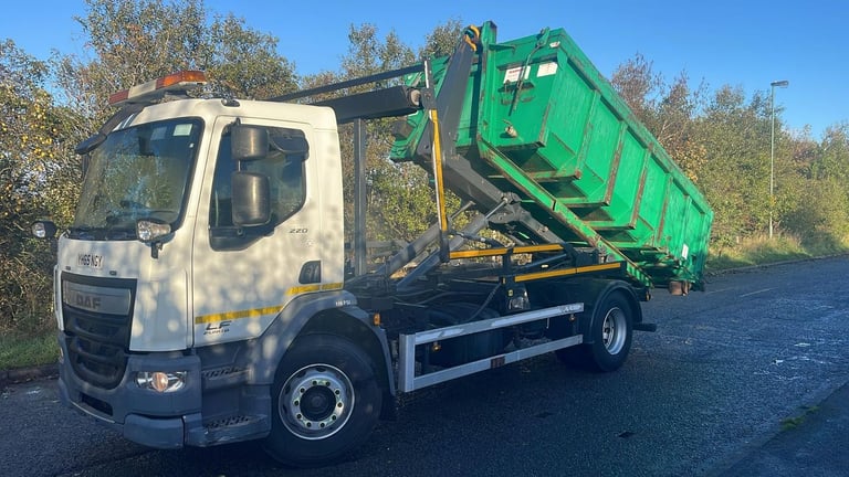 2015 (65) LEYLAND DAF LF220 HOOKLOADER. ENCLOSED BODY. 18 TON GVW. EURO 6. 