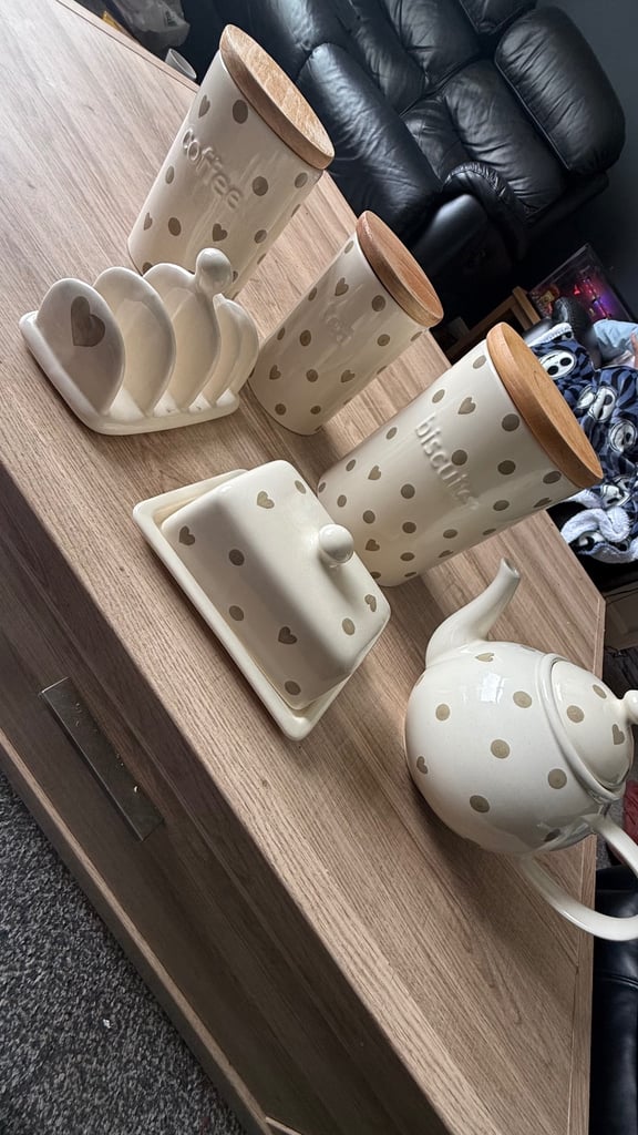 Full kitchen set (next)