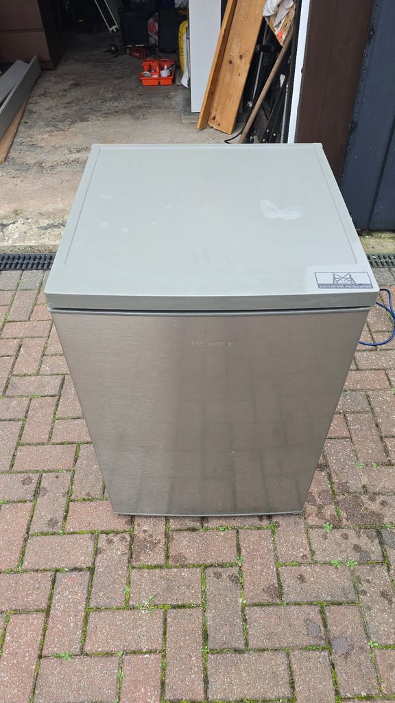 Hisense Metallic Silver Fridge - Good condition & Fully working - Can deliver locally from £7