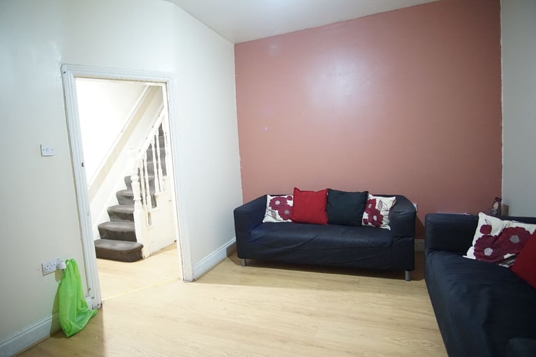 Impressive 5-bedroom semi-detached house available to rent in Harrow, HA1