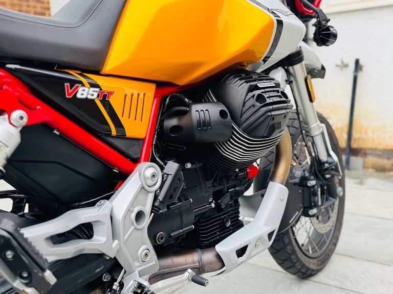 Moto Guzzi, TT Evocative, 2023 2426 miles 1 owner