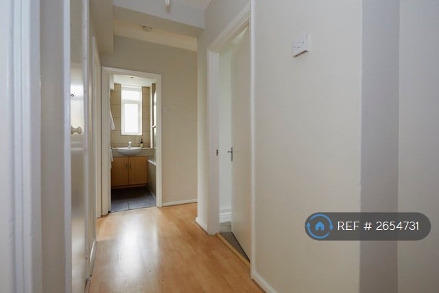 2 bedroom flat in Dan Bryant House, London, SW12 (2 bed) (#2654731)