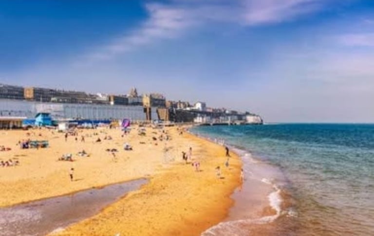 4 Bed. Seaside Townhouse with fast train link to London