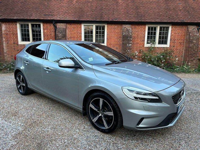 2017 Volvo V40 2.0 T2 R-Design Euro 6 (s/s) 5dr HATCHBACK Petrol Manual