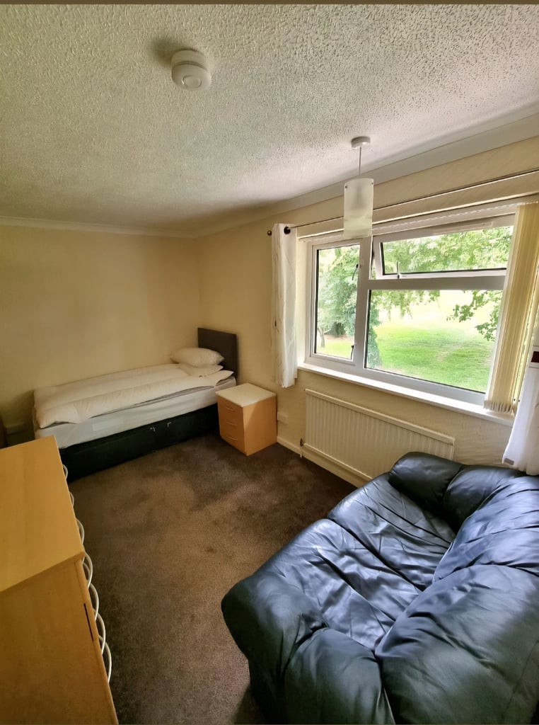 Upto 3 rooms for couple or single