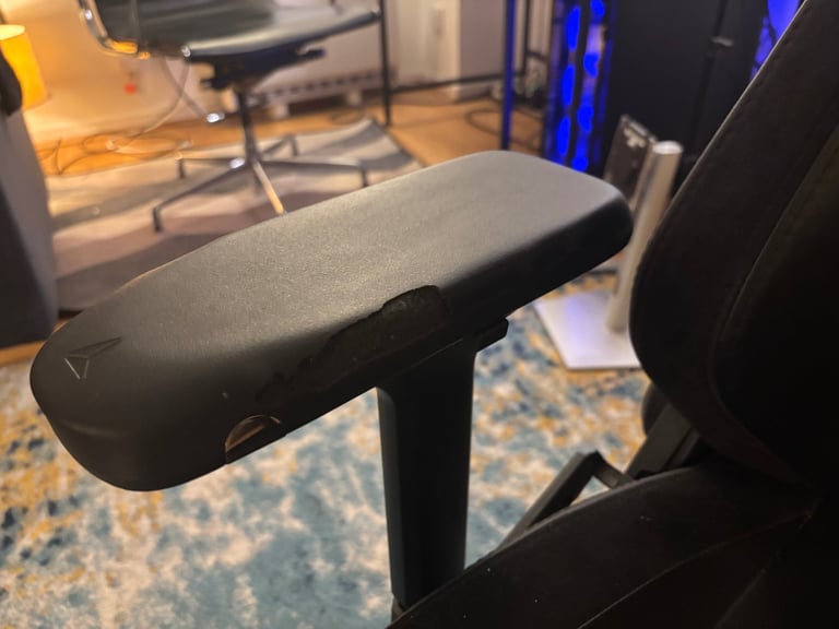 Secretlab TITAN 2020 Gaming Chair… Excellent Condition, Minor Armrest Wear