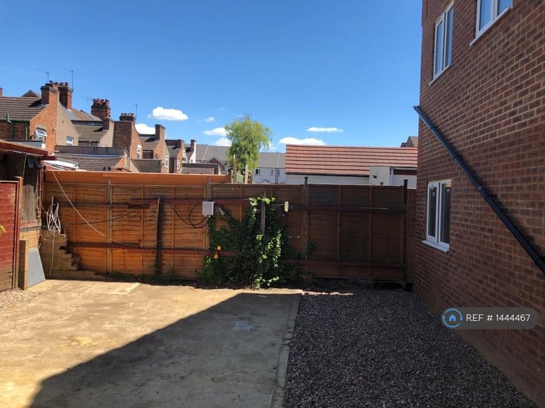 2 bedroom flat in Jubilee Street, Rugby, CV21 (2 bed) (#1444467)