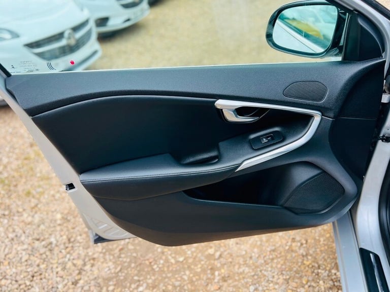 2014 Volvo V40 1.6 D2 SE Lux Hatchback 5dr Diesel Manual Euro 5 (s/s) (115 ps) HATCHBACK Diesel M...