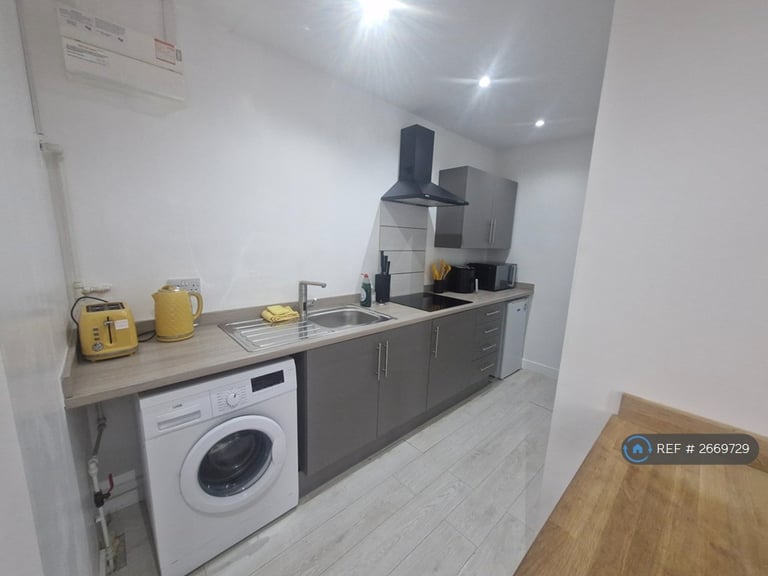 image for 2 bedroom flat in Freeman Street, Grimsby, DN32 (2 bed) (#2669729)