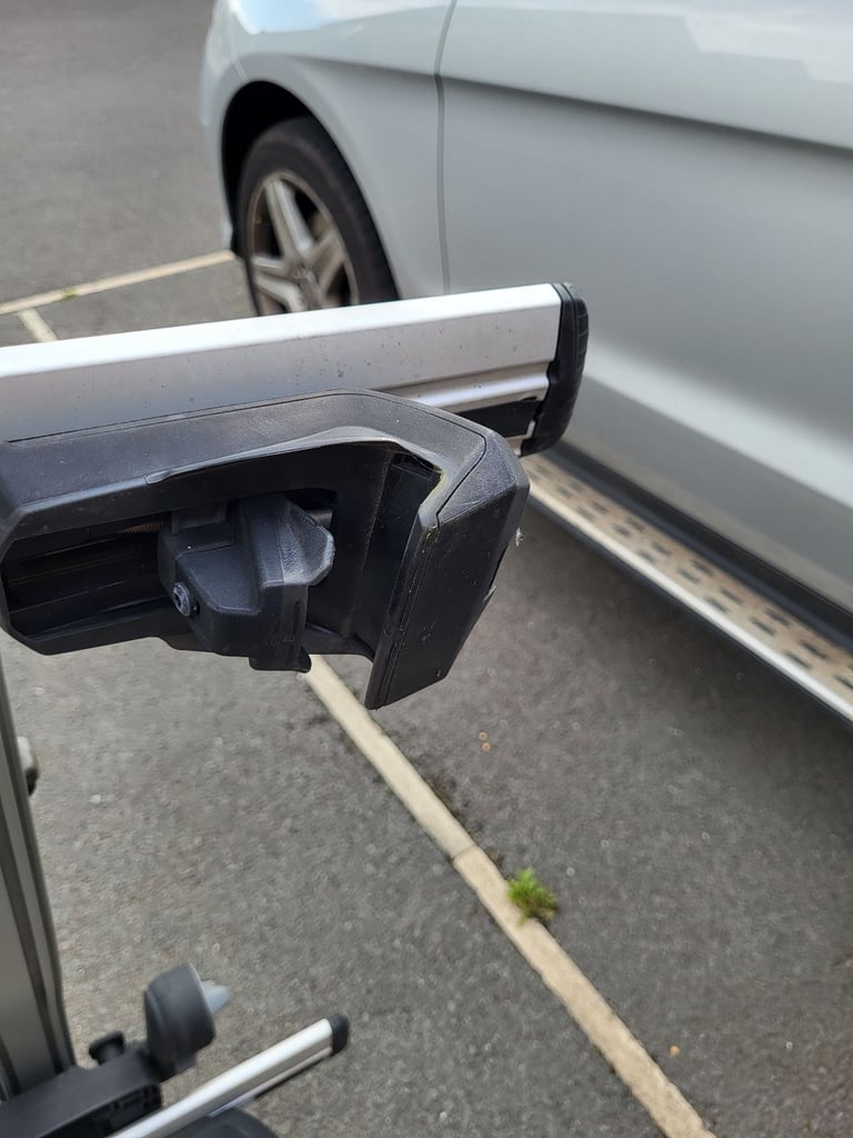 Thule Evo bars plus 3 x thule pro ride