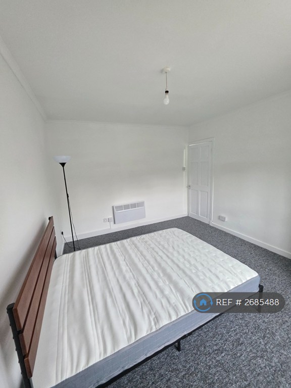 2 bedroom flat in Cathcart Street, Greenock, PA15 (2 bed) (#2685488)