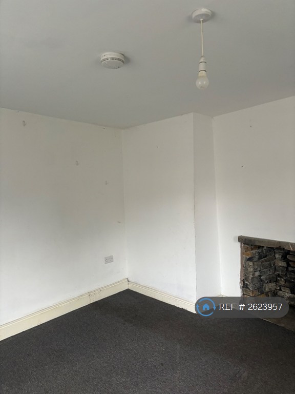 1 bedroom flat in Cross Street, Accrington, BB5 (1 bed) (#2623957)