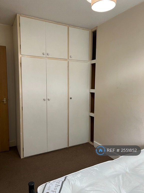 2 bedroom flat in Redmires Court, Salford, M5 (2 bed) (#2551852)