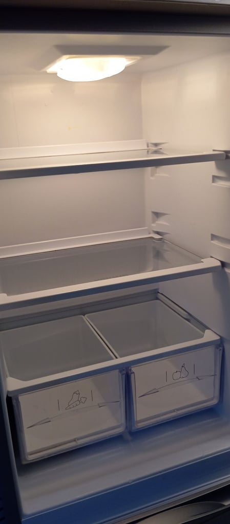 Hotpoint freestanding 55cm silver frost free fridge freezer in good condition 
