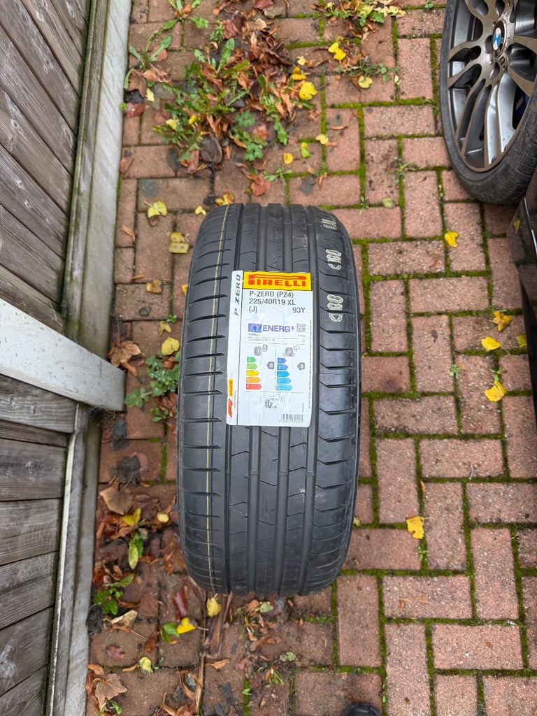 image for Pirelli P-ZERO (PZ4) 225/40R19 XL (J) 93Y - NON RUN FLAT