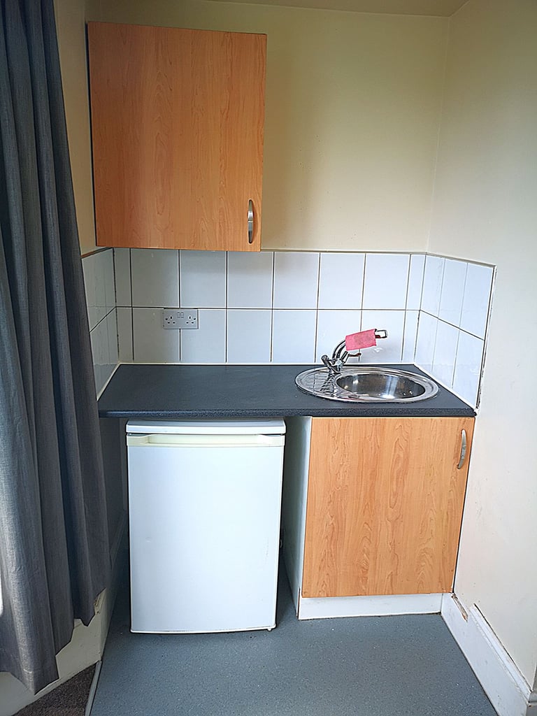 Ensuite DSS only shared house - fantastic place, 6 x ensuites. Not to be missed!