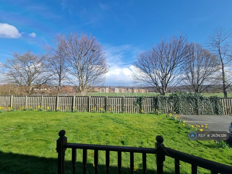 2 bedroom flat in Sycamore Chase, Pudsey, LS28 (2 bed) (#2634328)