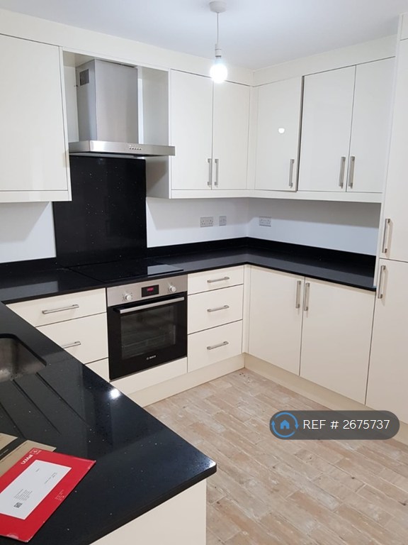2 bedroom flat in Kitchener House, High Wycombe, HP11 (2 bed) (#2675737)