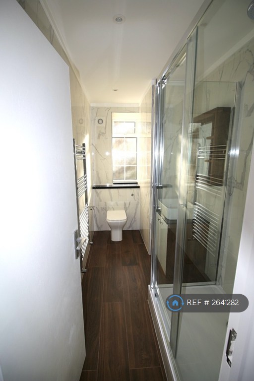 3 bedroom flat in Davidson Gardens, London, SW8 (3 bed) (#2641282)