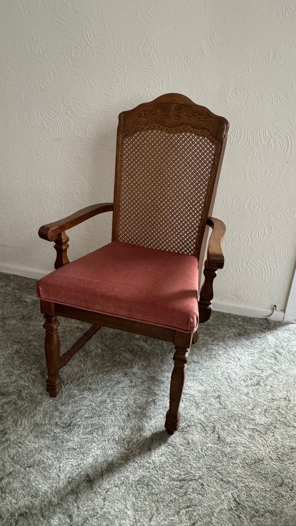 Extendable Wooden Dining table + 6 chairs