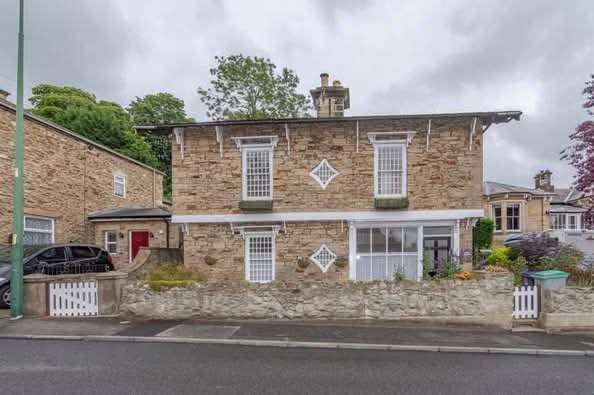 Charming 3 bedroom cottage in a picturesque village 