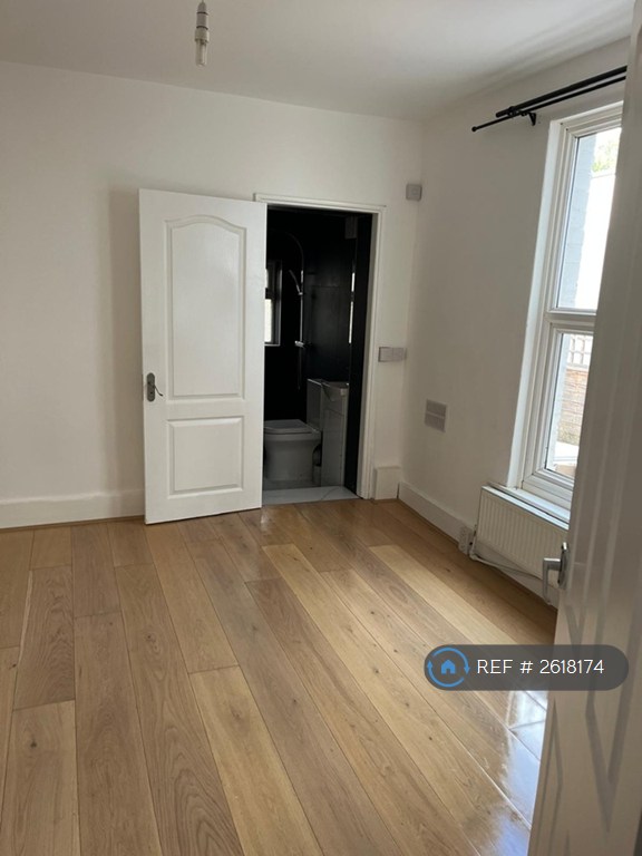 2 bedroom flat in Ballards Lane, London, N3 (2 bed) (#2618174)