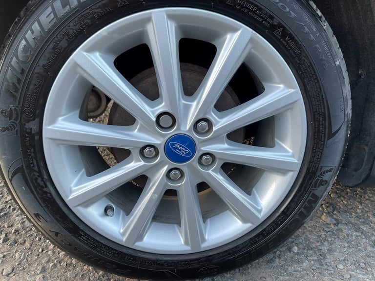 2015 Ford Focus TITANIUM 5-Door Petrol