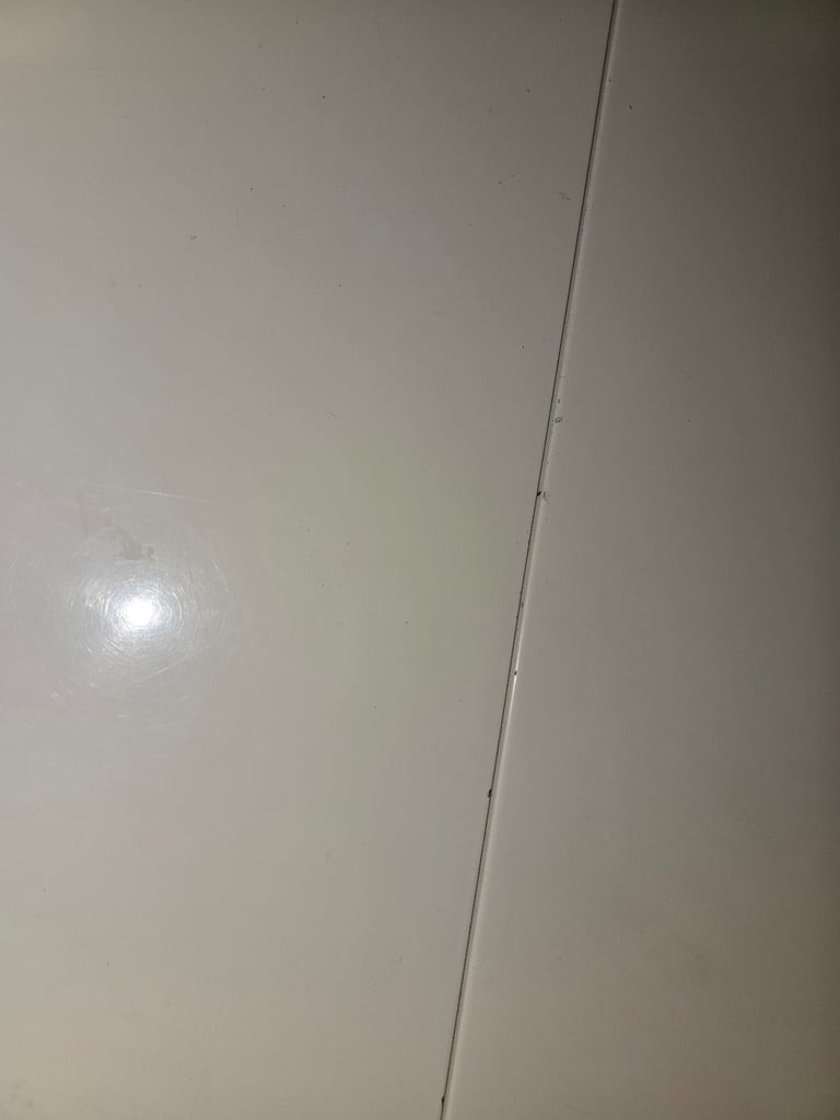 Extending gloss dining table 