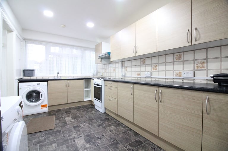 MASSIVE THREE BEDROOM PROPERTY TO RENT IN HAYES NEAR SCHOOLS WITH PARKING- UB4