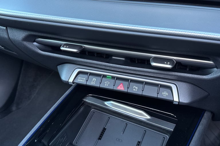 2025 Audi Q3 1.5 e-hybrid Launch Edition S Tronic Euro 6 (s/s) 5dr 26kWh SUV Automatic