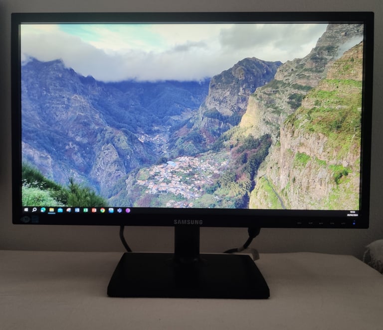 image for Samsung S22C200B 22" Widescreen LED Monitor - DVI VGA - Excellent Condition