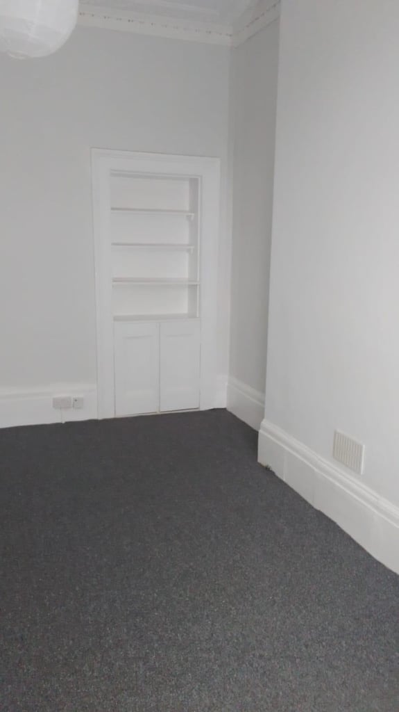 Clifton Large Bedsit/studio own kitchen, shared shower/Wc Ground Floor £745pm