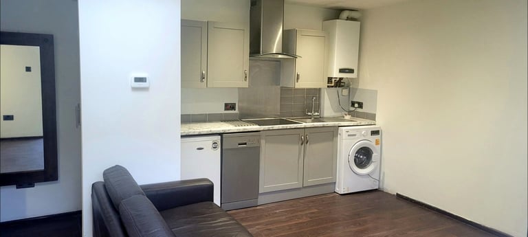 COMPACT SELF-CONTAINED STUDIO (28m²) WITH PRIVATE ENTRANCE & OFF-STREET PARKING IN NORTH FINCHLEY