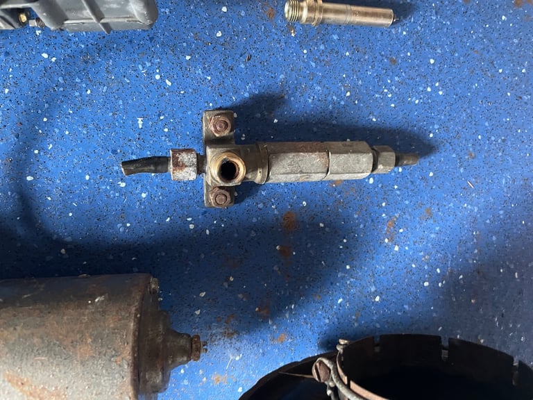Triumph 2500 Lucas injection system