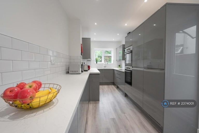 7 bedroom house in Goodwood Road, Southsea, PO5 (7 bed) (#2374001)