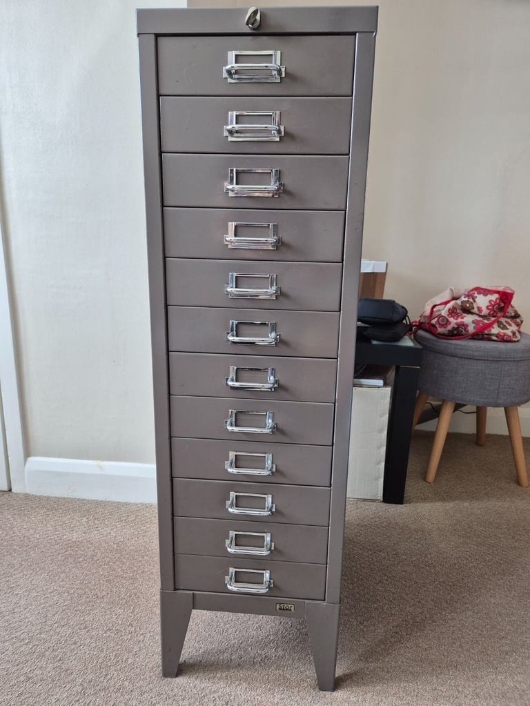 Stor ALL STEEL 12 drawer cabinet in great condition with key - rare vintage