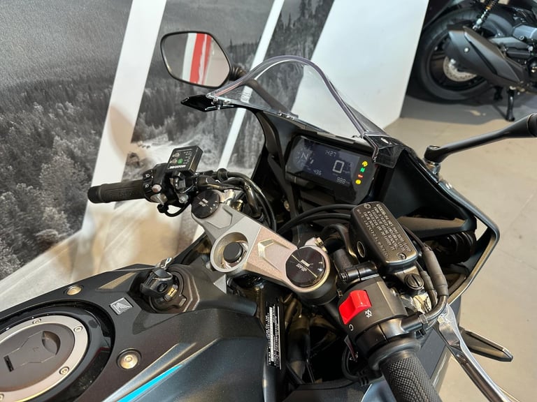 Honda CBR 650 R 2023 with only 988 miles 