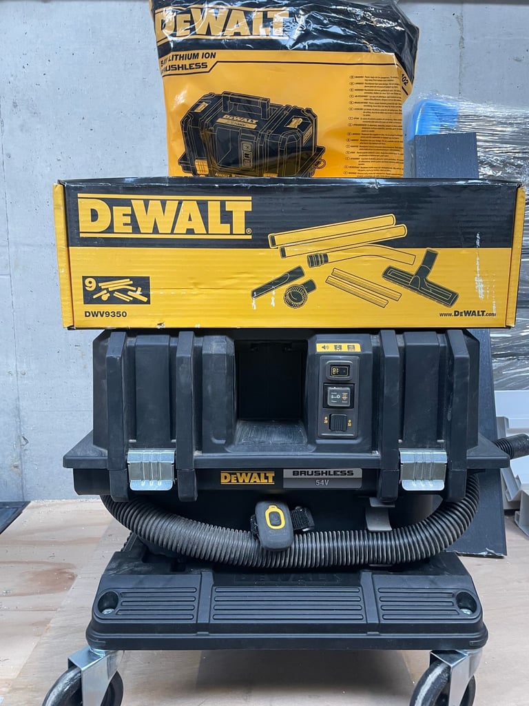 DEWALT DUST EXTRACTOR/ HOOVER